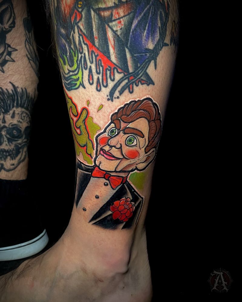 Tatuaje de muñeco de ventrílocuo en la pierna, neo-tradicional con color