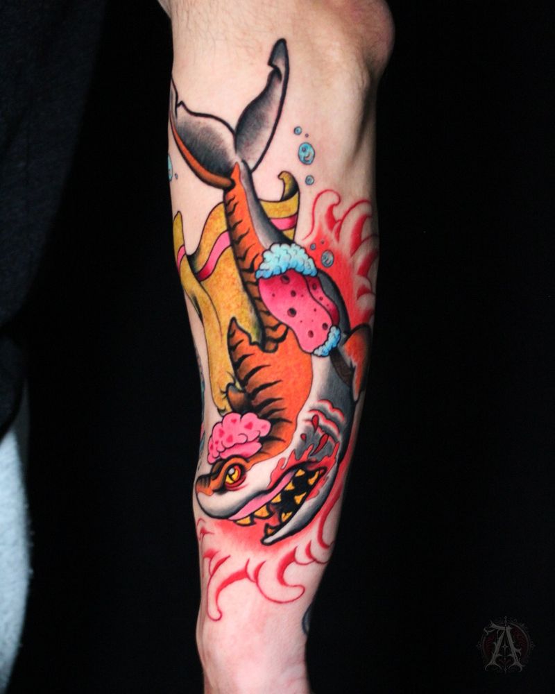 Tatuaje de un híbrido de tiburón y tigre en la pierna, neo-tradicional con color