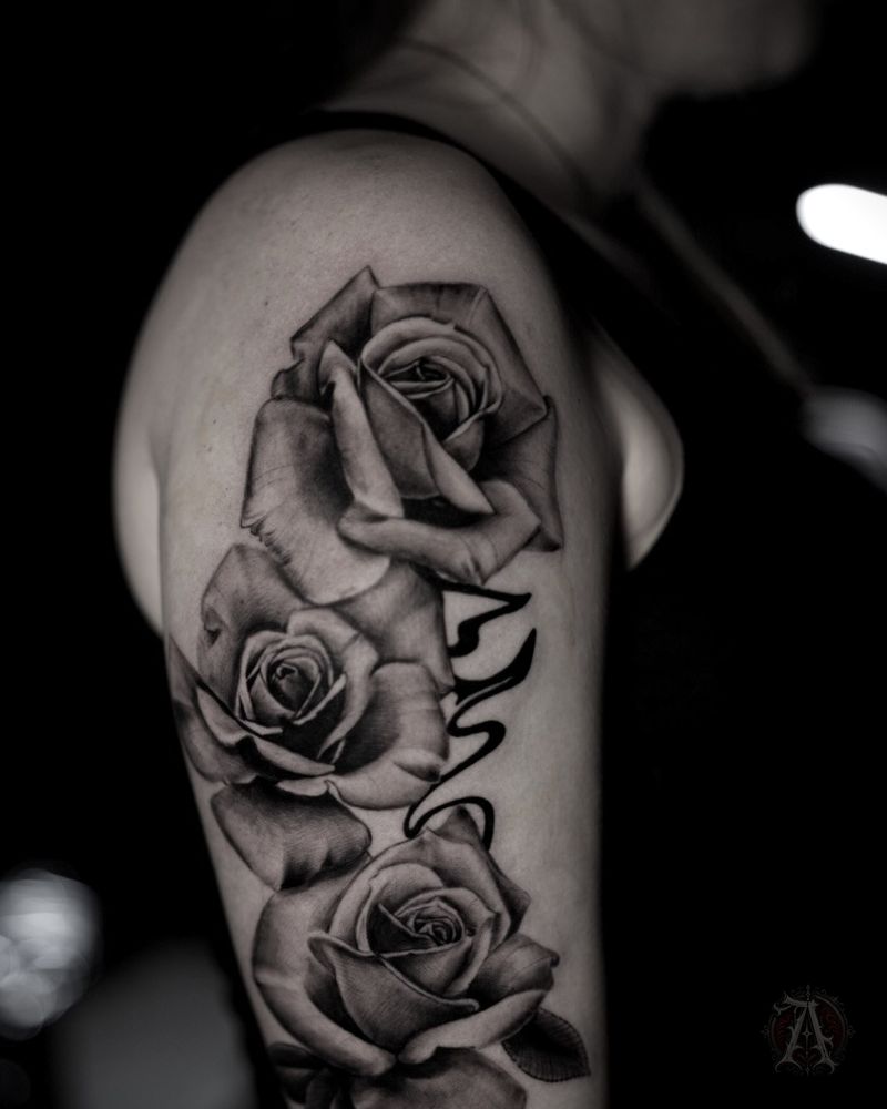 Tatuaje de rosas en negro y gris en el hombro, realismo en negro y gris