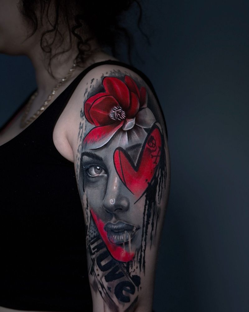 Tatuaje realista en el brazo: retrato femenino en negro y gris con una magnolia y un corazón en rojo