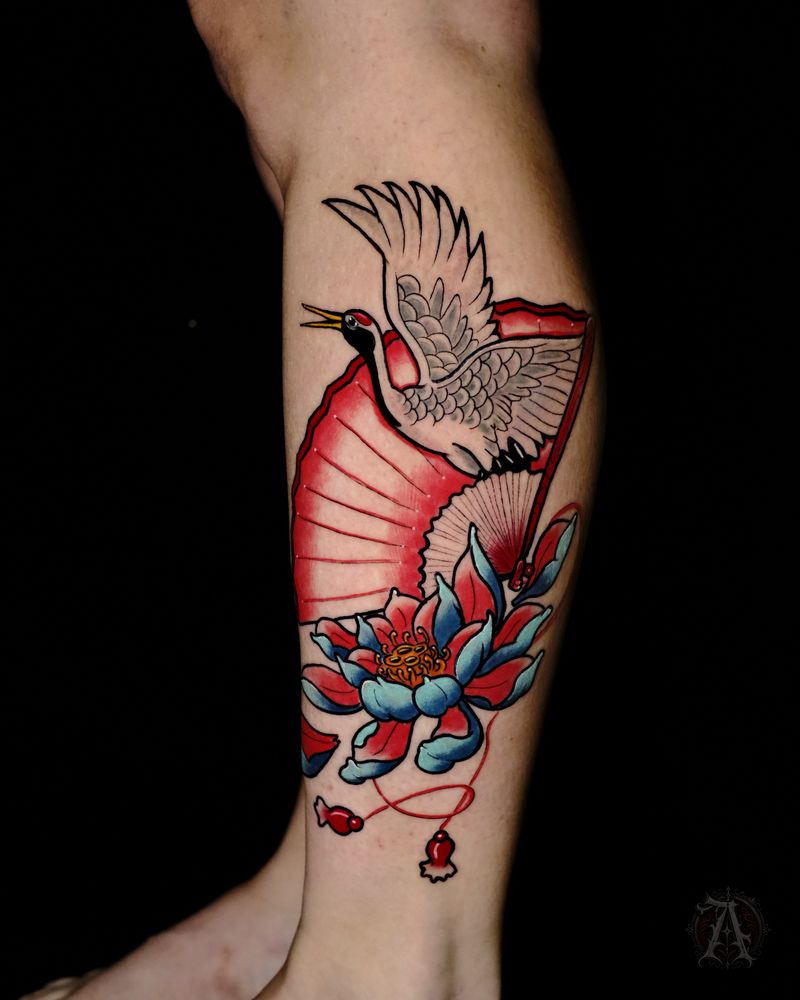 Tatuaje de grulla y flores en la pierna, tradicional con color