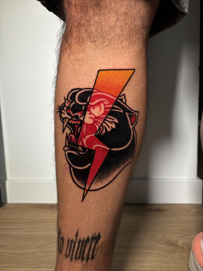 Tatuaje de pantera y rayo en el gemelo, tradicional con color