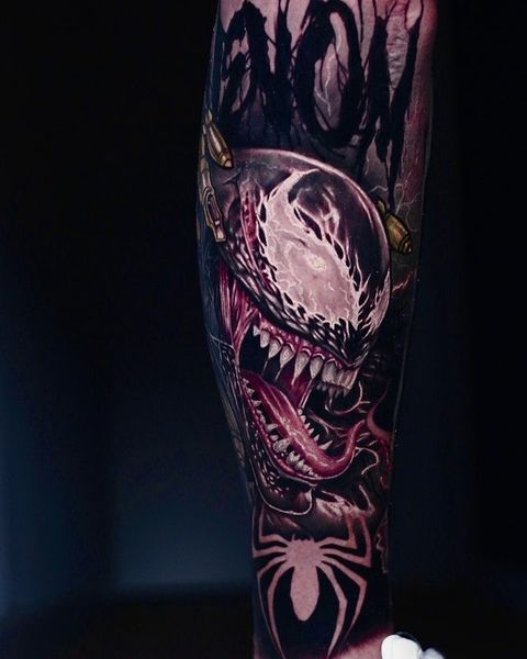 Tatuaje realista de Venom en la pantorrilla, negro y gris con tonos granate